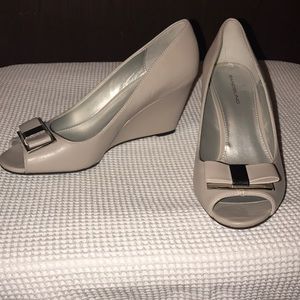 Bandolino 3.5" tearose wedges with bows